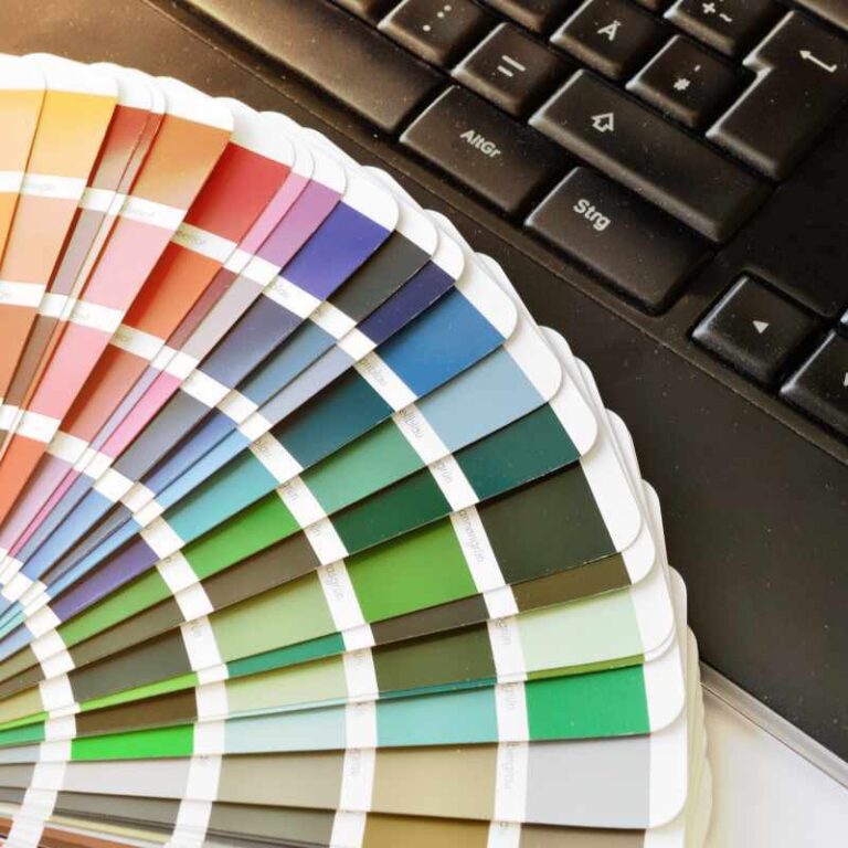 Palette de couleurs ouverte en éventail et posée sur un clavier d'ordinateur
