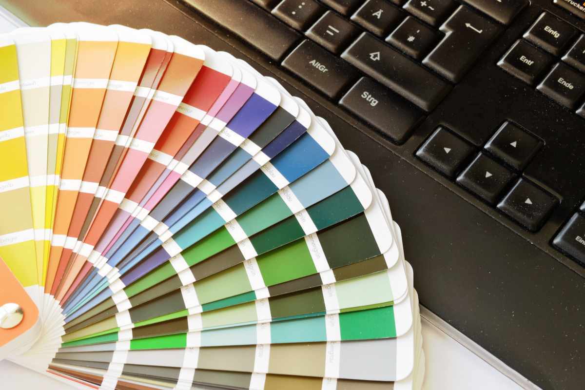 Palette de couleurs ouverte en éventail et posée sur un clavier d'ordinateur