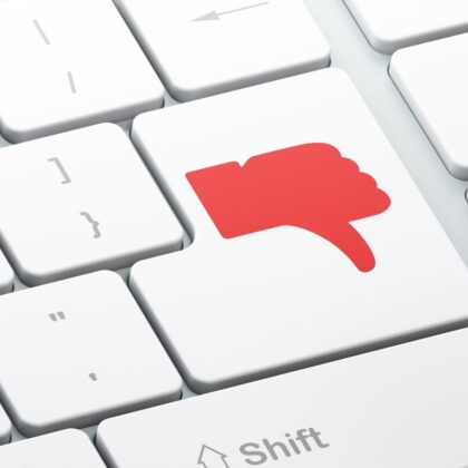 Clavier d'ordinateur avec une touche avec un pouce rouge tourné vers le bas