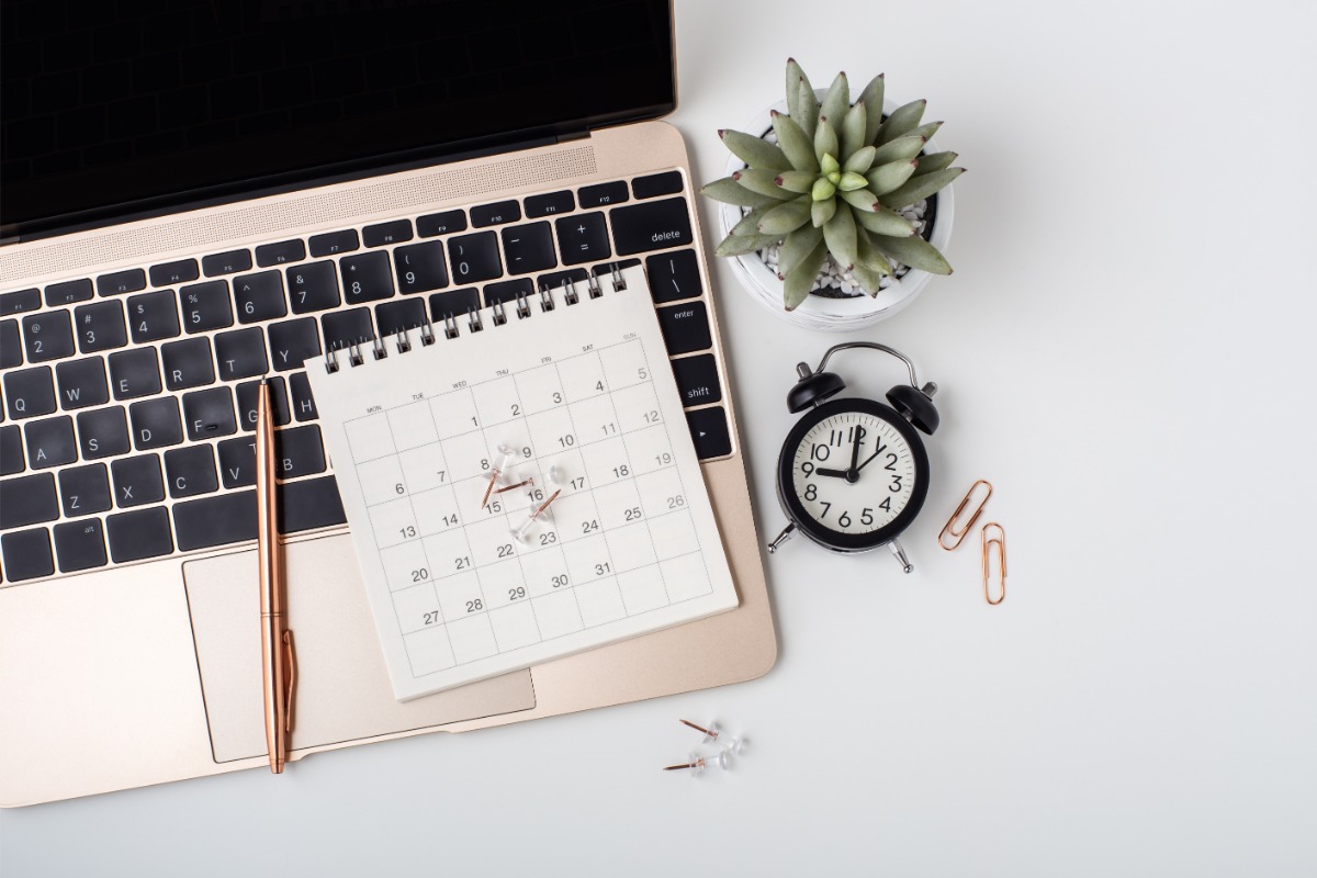 Calendrier posé sur le clavier d'un ordinateur portable