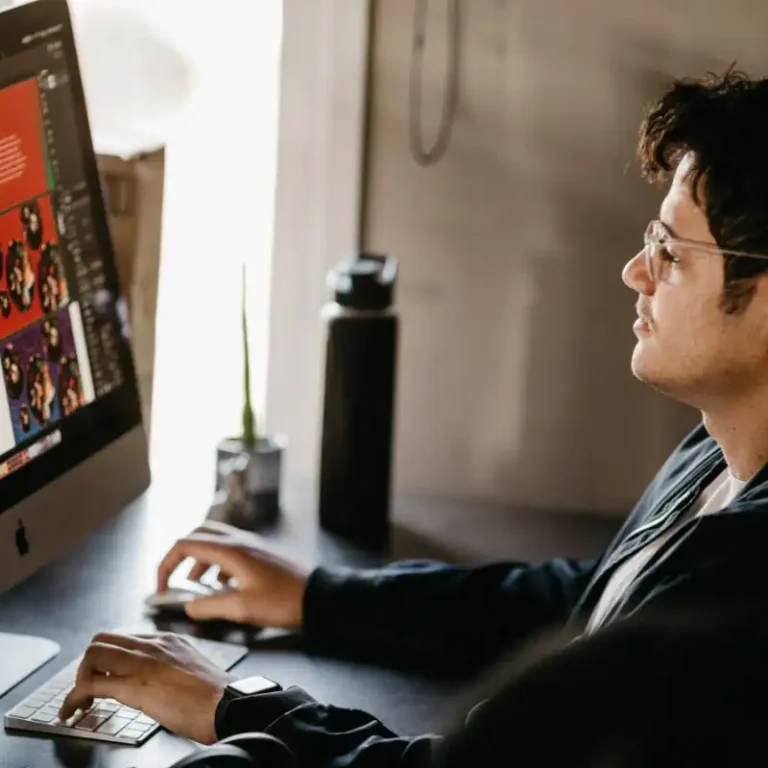 Personne effectuant une optimisation sur image