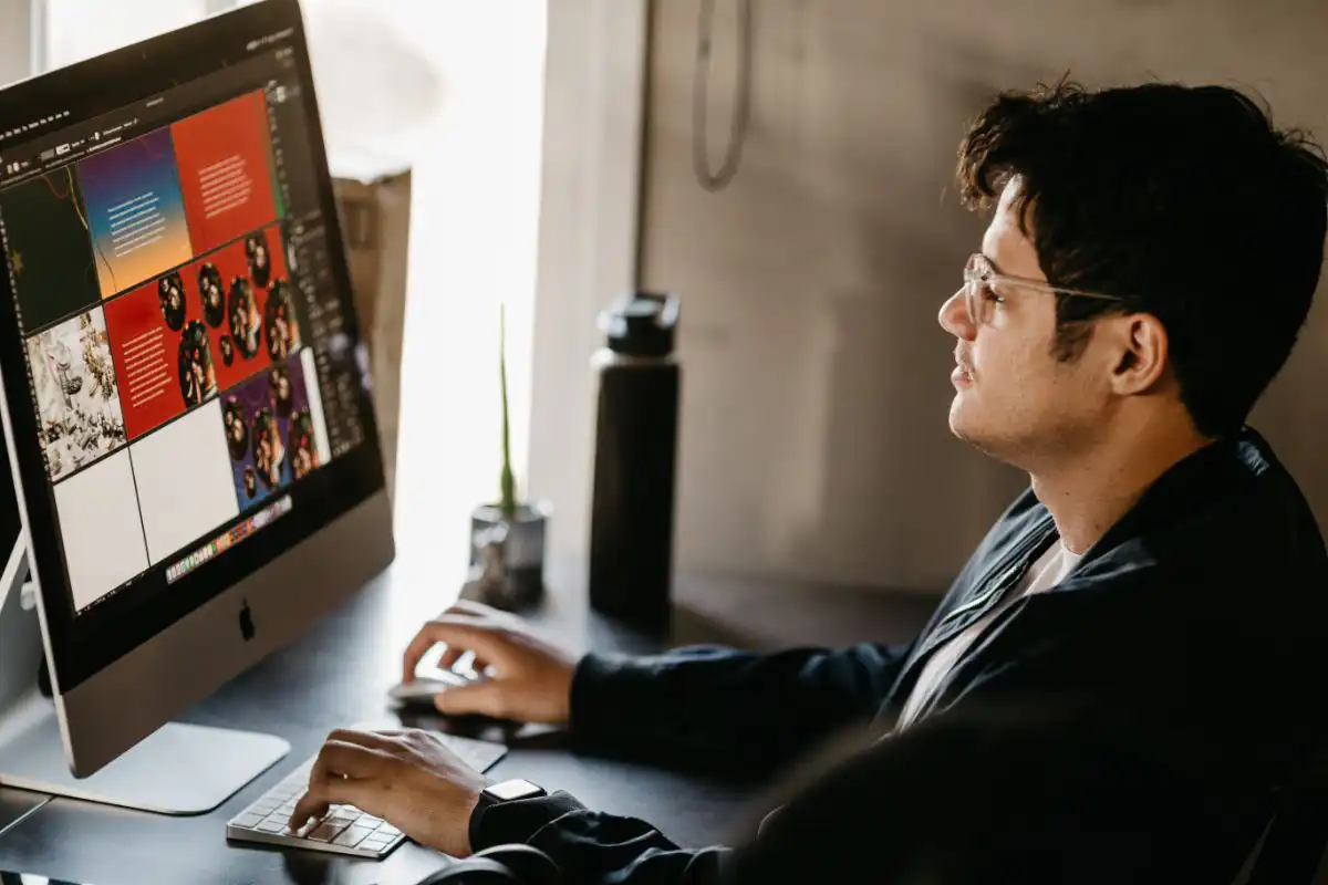 Personne effectuant une optimisation sur image