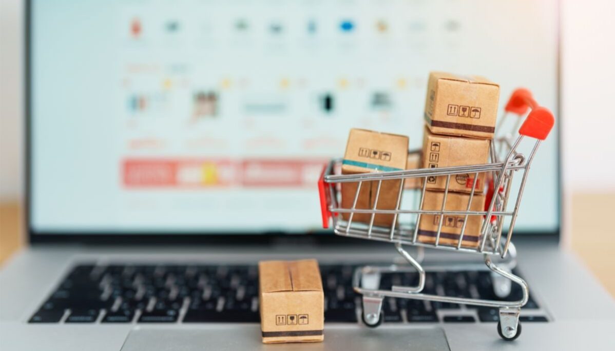 panier-achat-retargeting Ordinateur avec un panier et des colis