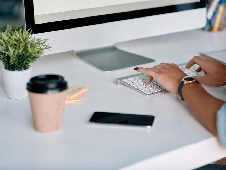 Personne créative, rédacteur ou éditeur avec clavier de bureau pour article de site Web