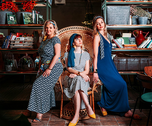 femmes qui posent pour des bijoux dans une cadre authentique