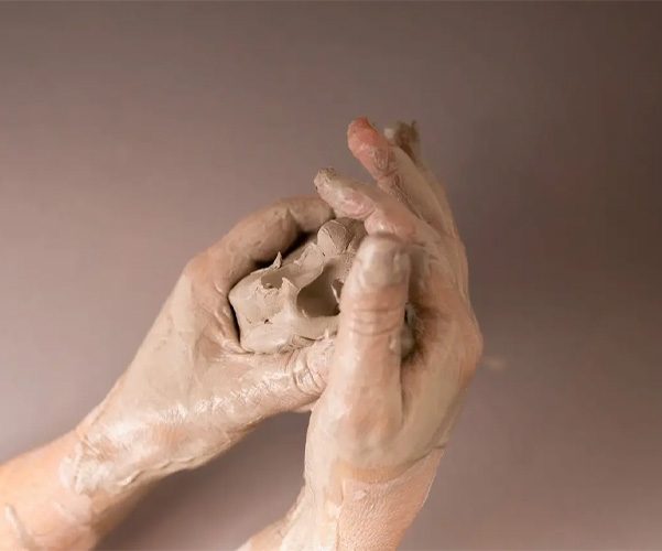 artisan façonnant de l'argile