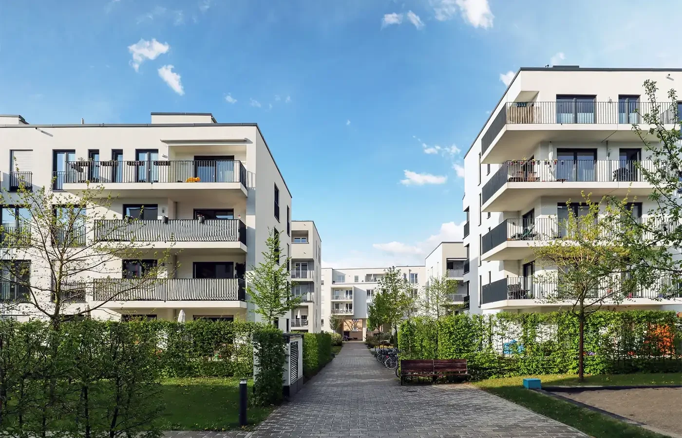 Immeubles résidentiels moderns avec des arbres aux alentours