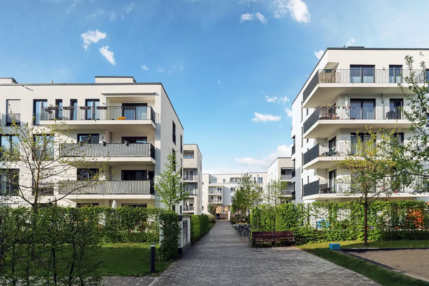 Immeubles résidentiels moderns avec des arbres aux alentours