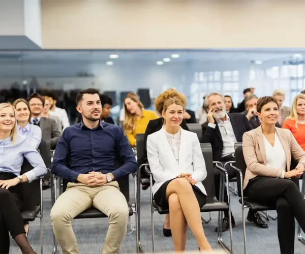 Salle de conférence sur le marketing digital remplie de gens